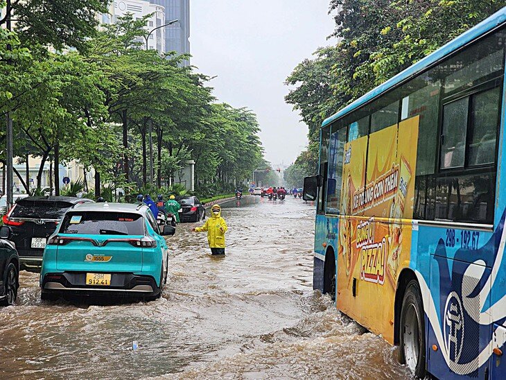 Sau nhiều ngày mưa lớn, một số khu vực Hà Nội vẫn ngập hoặc rút nước chậm. Cơ quan quản lý cho biết nguyên nhân liên quan đến lượng mưa và mực nước nguồn tiêu ở mức cao. (Ảnh Thành Long)