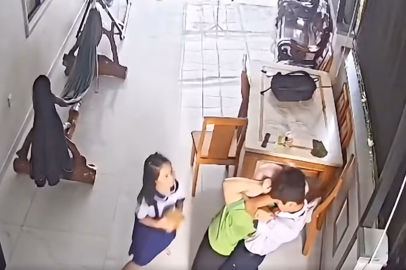 Hình ảnh em T. siết cổ chị N. trong đoạn clip lan truyền trên mạng xã hội.