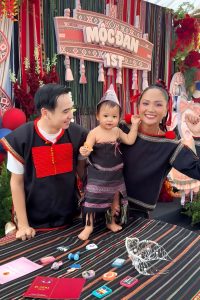 H’Hen Niê đãi 81 mâm cỗ mừng thôi nôi con gái