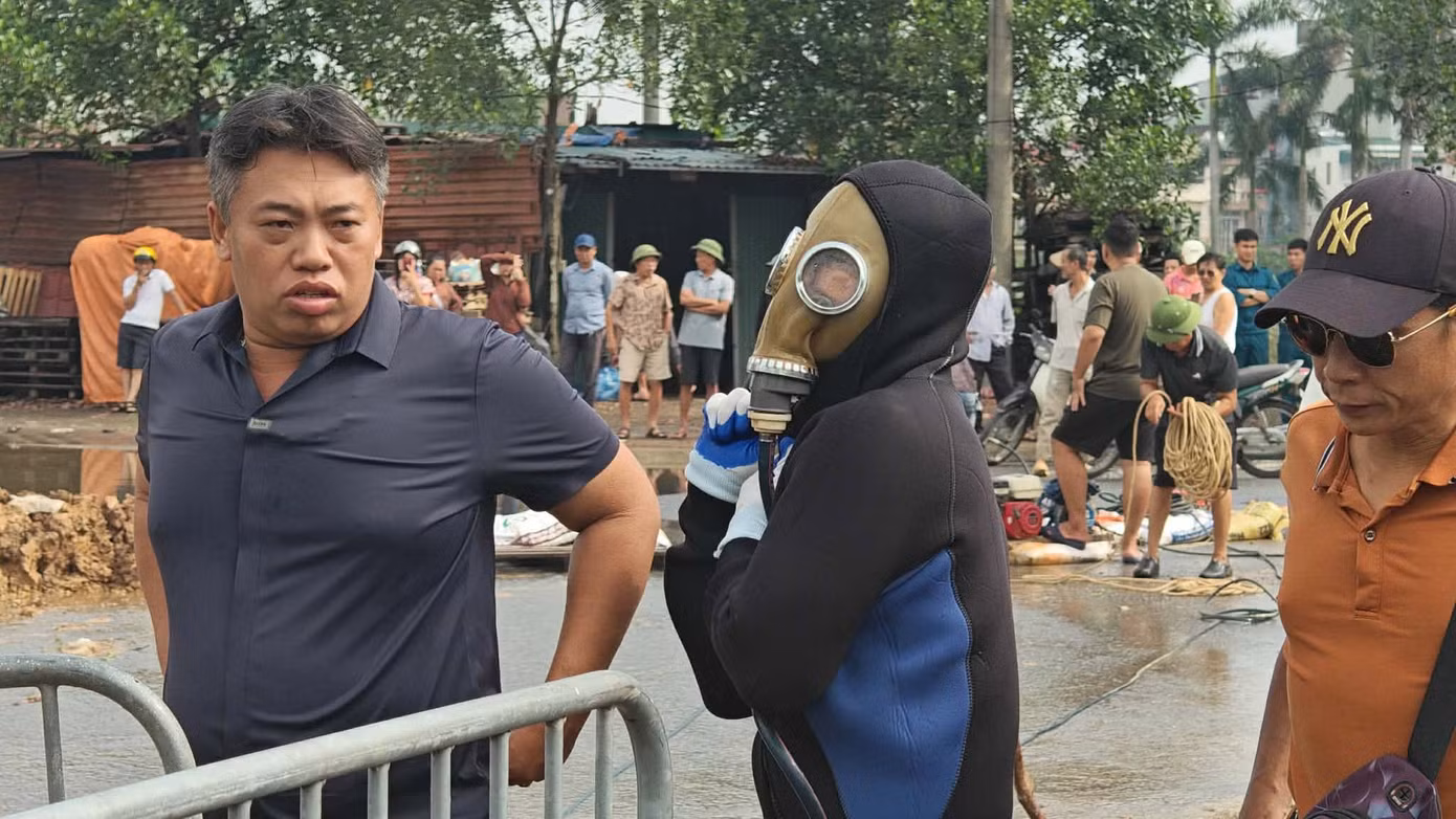 Hà Nội: Người nhái lặn tìm nam sinh nghi mất tích khi đi qua đường ngập - 10