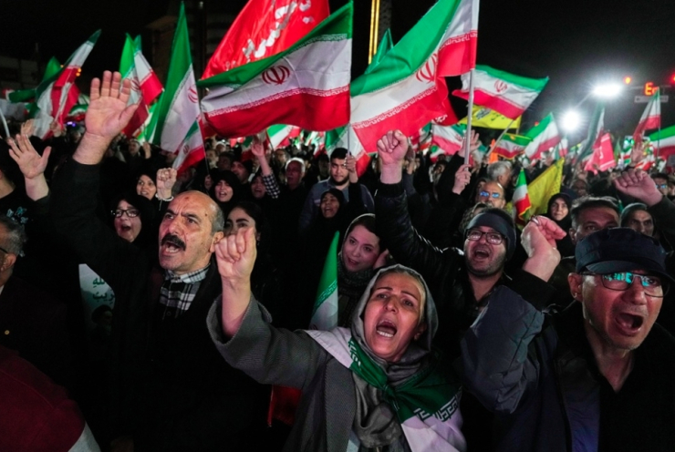 Người dân xuống đường ủng hộ Chính phủ Iran và phản đối chiến dịch quân sự đang diễn ra của Mỹ và Israel. Ảnh: AP