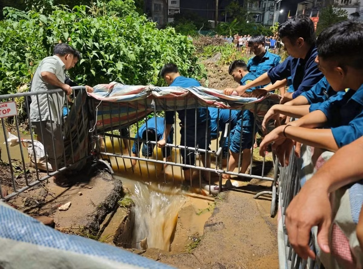 Nam sinh nghi mất tích ở đường ngập: Vì sao gần miệng cống đặc biệt nguy hiểm?