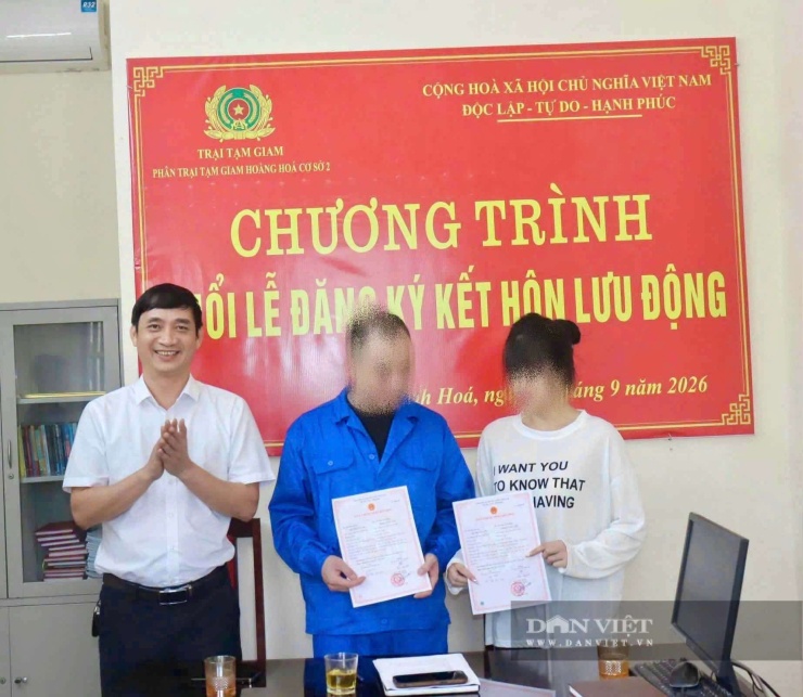 Đại diện UBND xã Nga Sơn (Thanh Hóa) trao đăng ký kết hôn cho anh T.N.A.&nbsp; và chị Đ.T.L.A. Ảnh: UBND xã Nga Sơn.