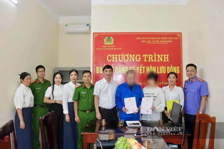 Đại diện trại tạm giam Hoằng Hóa (Cơ sở 2) thuộc Công an Thanh Hóa và UBND xã Nga Sơn trao giấy đăng ký kết hôn cho chị Đ.T.L.A. và anh T.N.A. Ảnh: UBND xã Nga Sơn.
