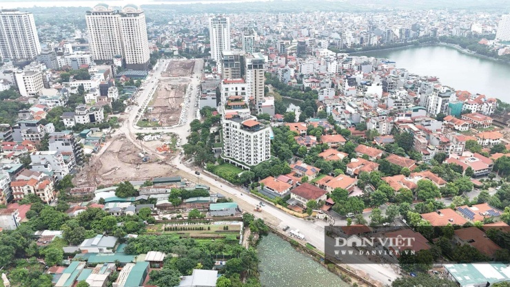 Về giao thông và không gian đô thị, vị trí này được đặt trong một mạng lưới kết nối lớn hơn, từ cầu Thăng Long qua khu vực Hồ Tây, Quảng An, dọc theo trục cảnh quan sông Hồng và tiếp tục về phía cầu Thanh Trì.