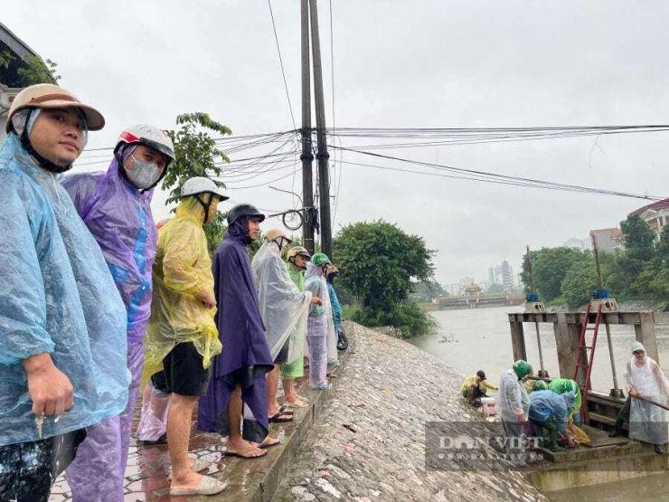 Trưa ngày 7/9, trời Hà Nội vẫn tiếp tục xảy ra mưa lớn. Do ảnh hưởng của áp thấp nhiệt đới kết hợp dải hội tụ nhiệt đới, Thủ đô xảy ra mưa liên tục, kéo dài trên diện rộng từ sáng 14/9 đến nay.