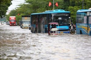 Quốc lộ 32 vẫn ngập nửa mét, hàng loạt xe chết máy