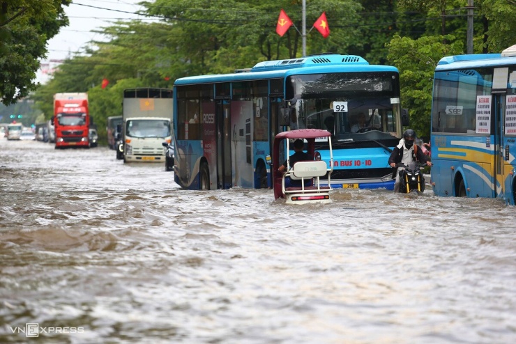 Hai ngày nay, quốc lộ 32 qua khu 7, xã Hoài Đức, ngập sâu kéo dài khoảng 1.500 m, từ ngã tư Trôi đến trước trụ sở của Công ty Thuốc Thú y Trung ương. Nước tràn vỉa hè, tới mép nhà dân.