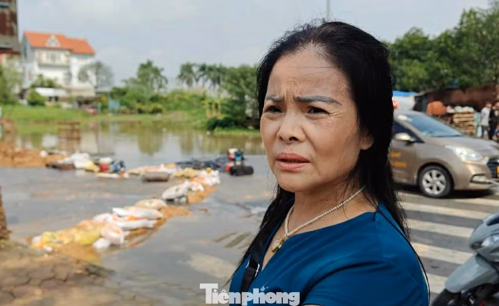 Bà Lan chia sẻ với phóng viên về tình trạng ngập nước tại khu vực.