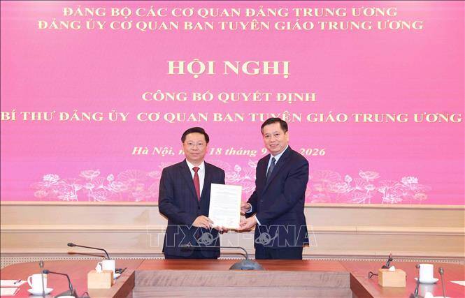 Ông Nguyễn Long Hải, Ủy viên Trung ương Đảng, Phó Bí thư thường trực Đảng ủy các cơ quan Đảng Trung ương trao quyết định cho ông Trần Thanh Lâm. Ảnh: TTXVN.