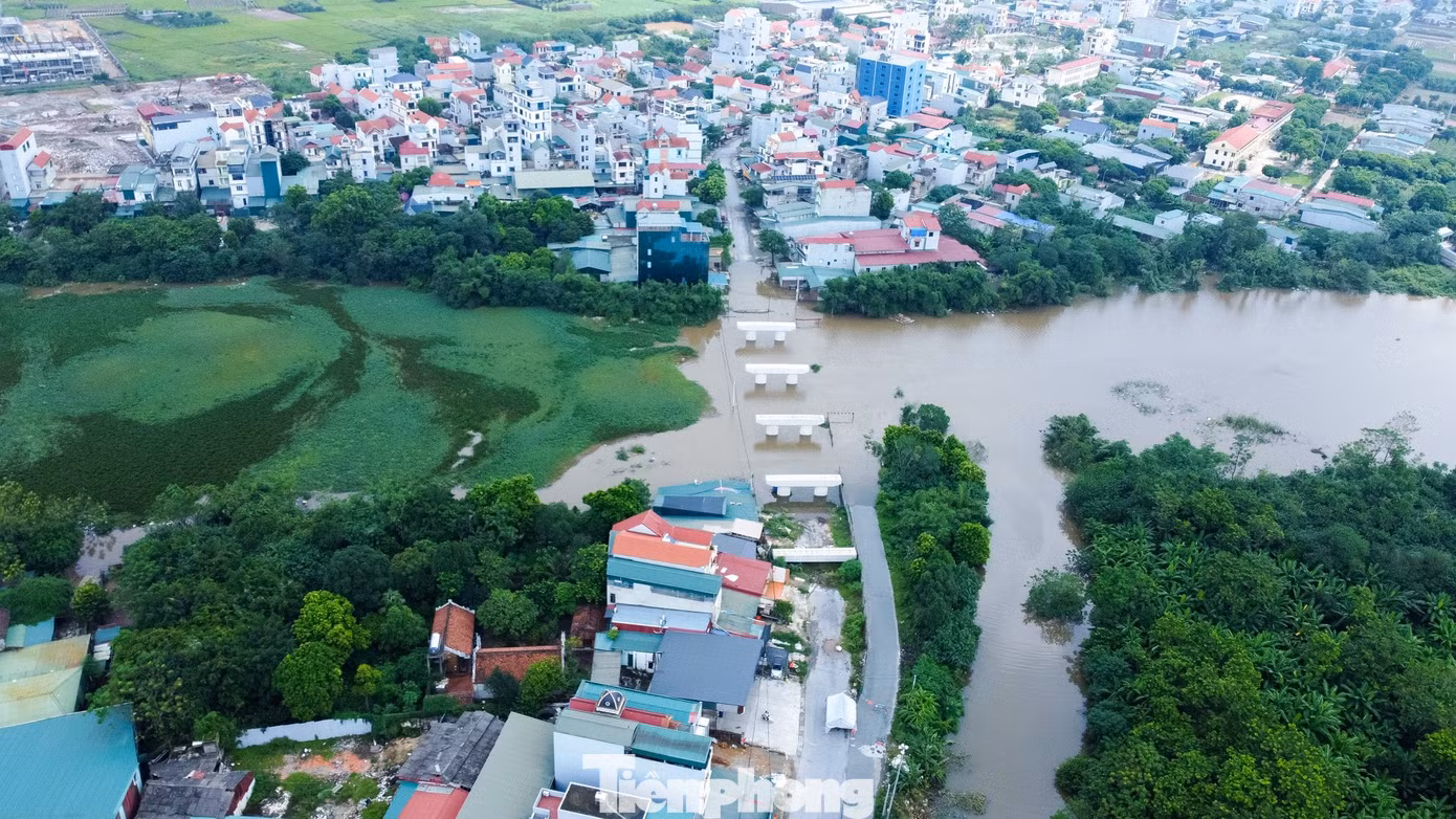 Do mưa lớn, mực nước sông Đáy lên 6,62 m, vượt mức báo động II 0,12 m, tràn qua cầu Đại Thành và cầu Tân Phú (xã Hưng Đạo, Hà Nội), cầu 72 (xã An Khánh, Hà Nội). Do các vị trí này không bảo đảm an toàn, phương tiện bị cấm lưu thông qua khu vực ngập.