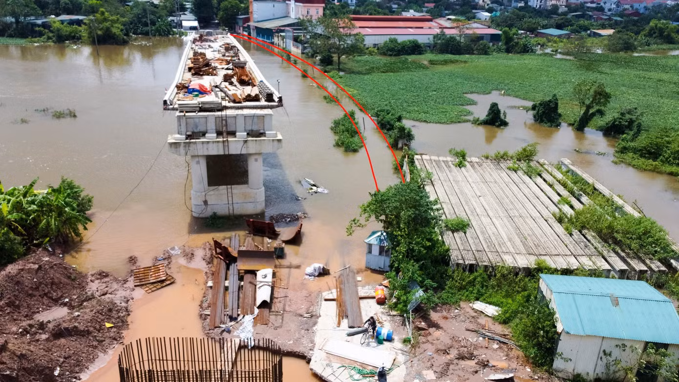 Còn tại cầu Tân Phú, từ ngày hôm qua nước lũ nhấn chìm cầu. Trong khi đó, công trình cầu Tân Phú mới kề bên vẫn chưa hoàn thiện để kịp thời phục vụ nhu cầu đi lại của người dân. (Đồ hoạ minh hoạ vị trí cầu Tân Phú - viền đỏ)