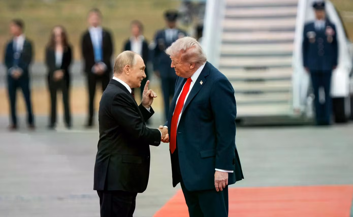 Tổng thống Mỹ Donald Trump (bìa phải) và Tổng thống Nga Vladimir Putin trong cuộc gặp gỡ tại Alaska năm ngoái. Ảnh: NYT