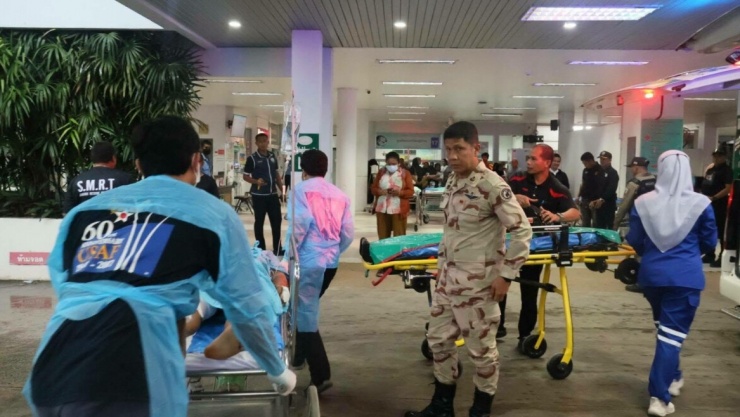 Các nạn nhân bị thương đã được đưa đi cấp cứu tại Bệnh viện SukhirinẢnh: PRD Narathiwat