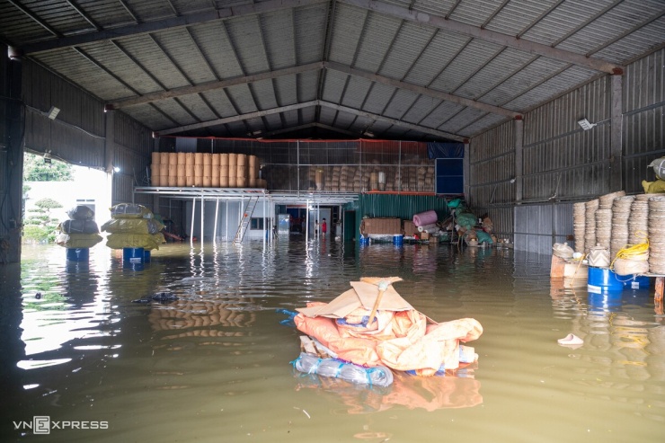Biển nước bủa vây vùng trũng ngoại thành Hà Nội - 9