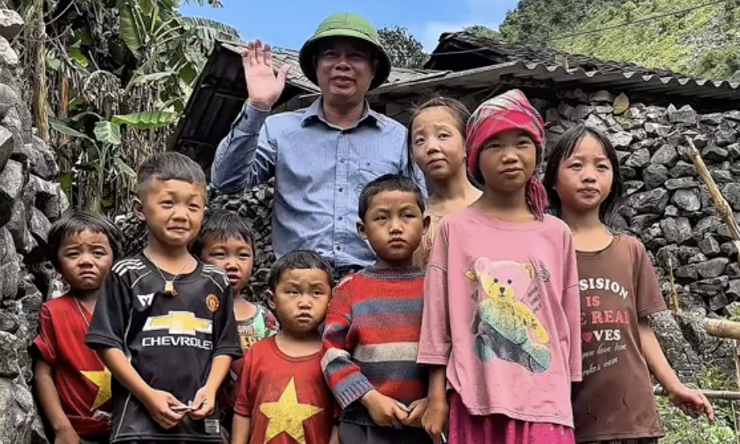 Ông Phạm Đức Nam, 52 tuổi, Chủ tịch UBND xã Đồng Văn, đang quay video cùng dân bản, tháng 9/20206. Ảnh: Nhân vật cung cấp