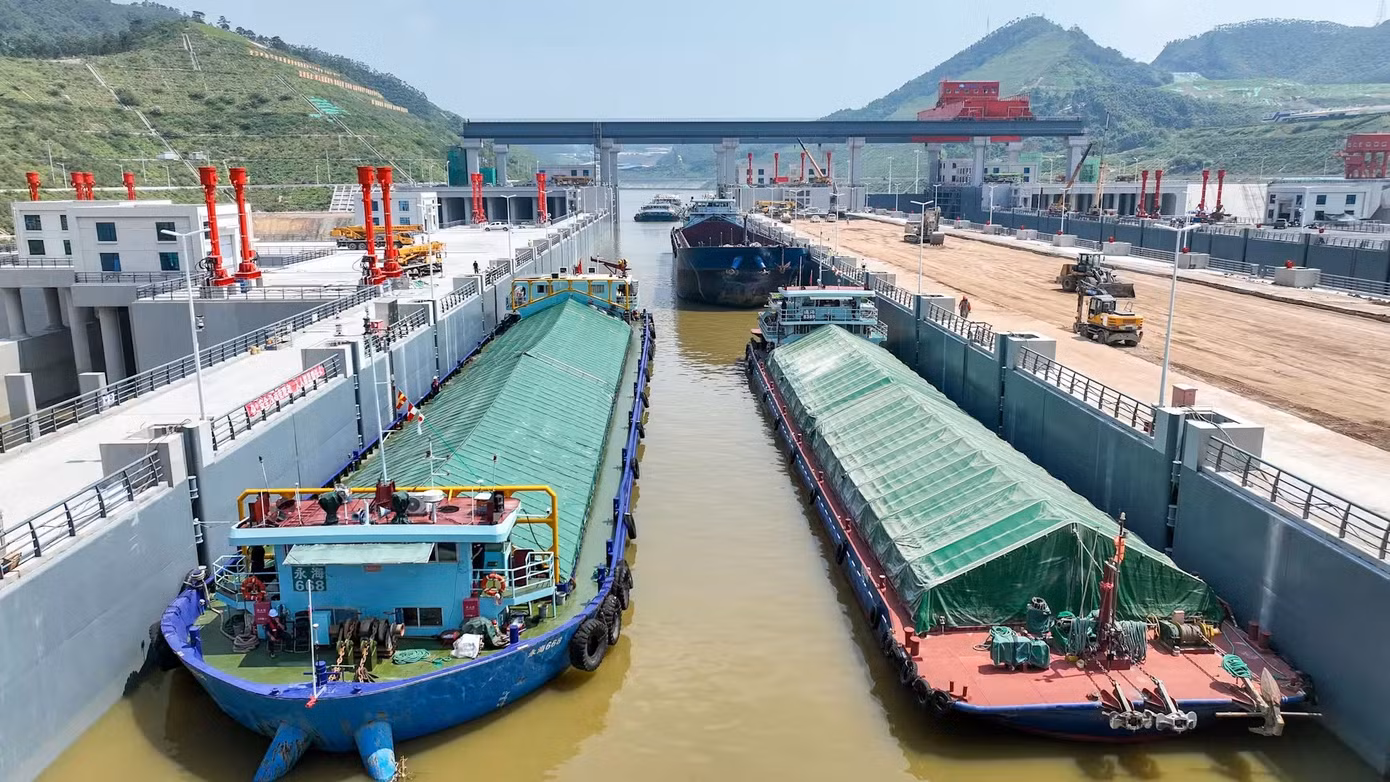 Dự án bao gồm ba đầu mối liên hoàn Mã Đạo, Kỳ Thạch và Thanh Niên, cùng hệ thống luồng tàu và các công trình phụ trợ. Trong đó, khu đầu mối Mã Đạo nổi bật với hệ thống cửa âu tàu hình chữ V ngược cao hơn 39 m. Khởi công ngày 28/8/2022, dự án huy động hàng trăm đơn vị cùng hàng chục nghìn kỹ sư, công nhân với tổng chi phí gần 73 tỷ Nhân dân tệ (10,8 tỷ USD). Các lực lượng thi công làm việc liên tục nhằm hoàn thiện công trình theo các tiêu chuẩn cao về chất lượng, an toàn và tính bền vững. Ảnh: Nikkei Asia.