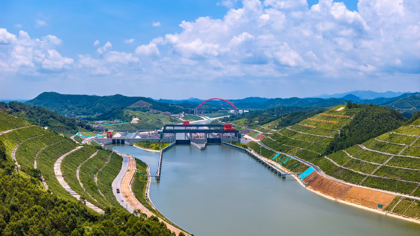 Kênh đào Bình Lục kết nối hệ thống sông Tây Giang ở phía bắc với vịnh Bắc Bộ ở phía Nam, tạo thêm tuyến đường ra biển cho hệ thống sông Châu Giang - Tây Giang. Tuyến mới giúp khu vực Tây Nam của Trung Quốc rút ngắn hơn 560 km quãng đường vận tải đường thủy nội địa so với các tuyến truyền thống. Theo dự kiến, kênh đào Bình Lục được kỳ vọng giúp các khu vực dọc tuyến tiết kiệm hơn 5 tỷ nhân dân tệ chi phí vận chuyển hàng hóa mỗi năm. Ảnh: CGTN.