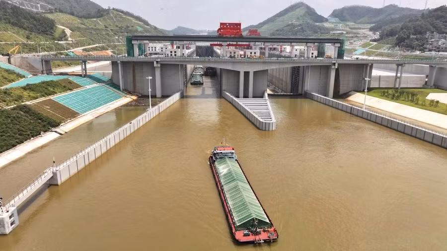 Theo ông Du Hồng - nghiên cứu viên cấp cao tại Viện Đông Á thuộc Đại học Quốc gia Singapore, kênh đào Bình Lục không chỉ là một hành lang logistics mà còn có thể thúc đẩy sự gắn kết giữa các chuỗi công nghiệp của miền Tây Trung Quốc và ASEAN, biến lợi thế địa lý thành hợp tác công nghiệp sâu rộng hơn. Ảnh: People's Daily.