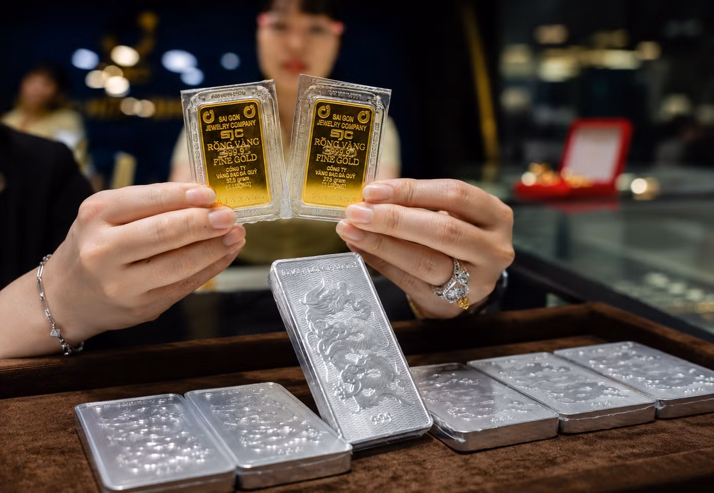 Giá vàng, bạc trong nước cùng tăng.