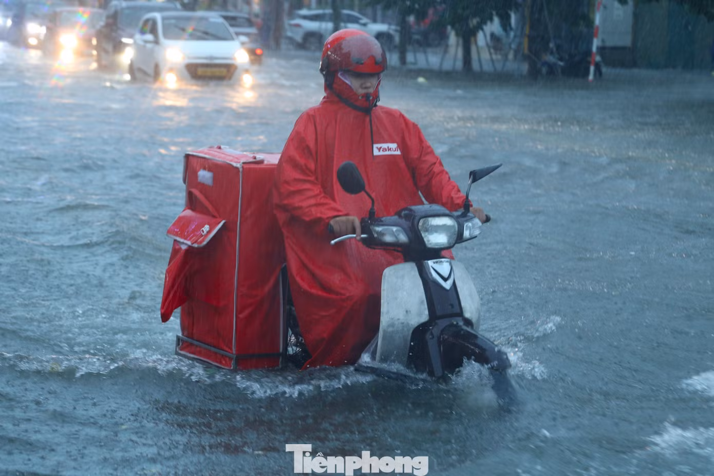 Mưa lớn ở Nghệ An: Phố biến thành ‘sông’, ô tô, xe máy chết máy hàng loạt - 6