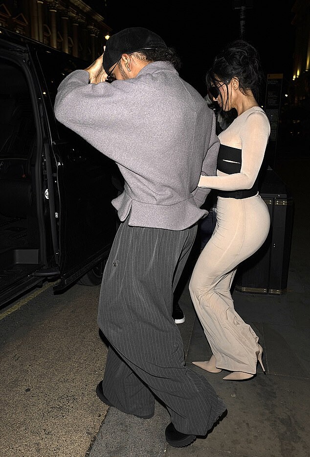 Sau đêm đi chơi cùng Lewis Hamilton, Kim Kardashian tổ chức buổi khai trương cửa hàng SKIMS ở London vào ngày 18/9. Video: WWD
