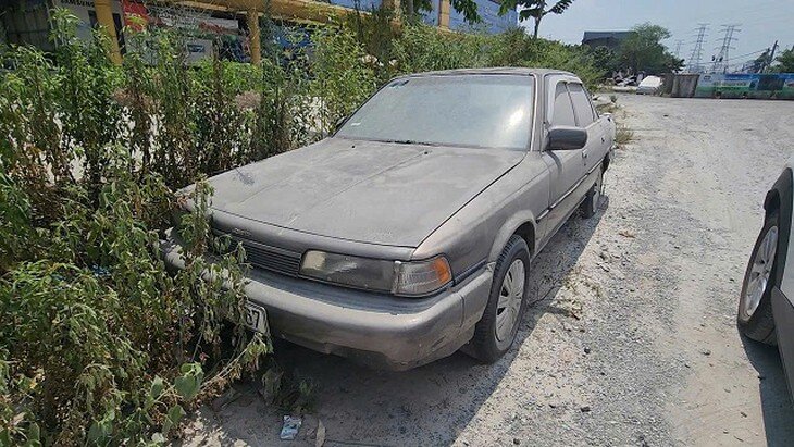 Gần ngõ 409 Tam Trinh là hình ảnh chiếc xe cũ nát, phủ đầy bụi. Ảnh: VA.