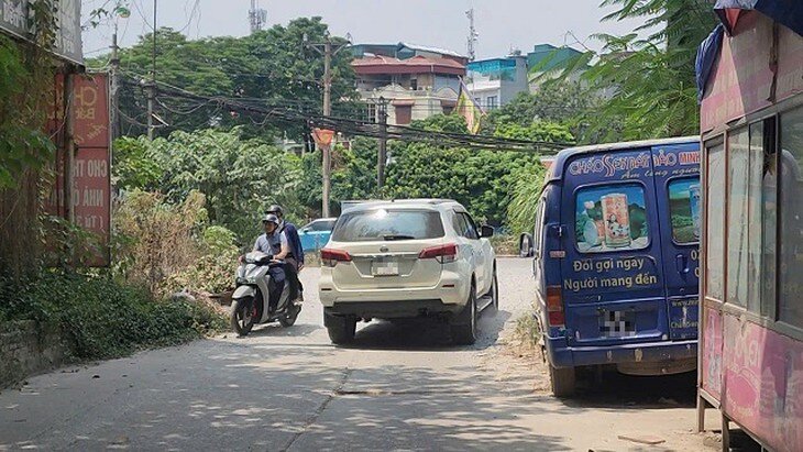 Việc chiếc xe cũ nát này đỗ dưới lòng đường làm ảnh hưởng giao thông đi lại của người dân. Ảnh: VA. 