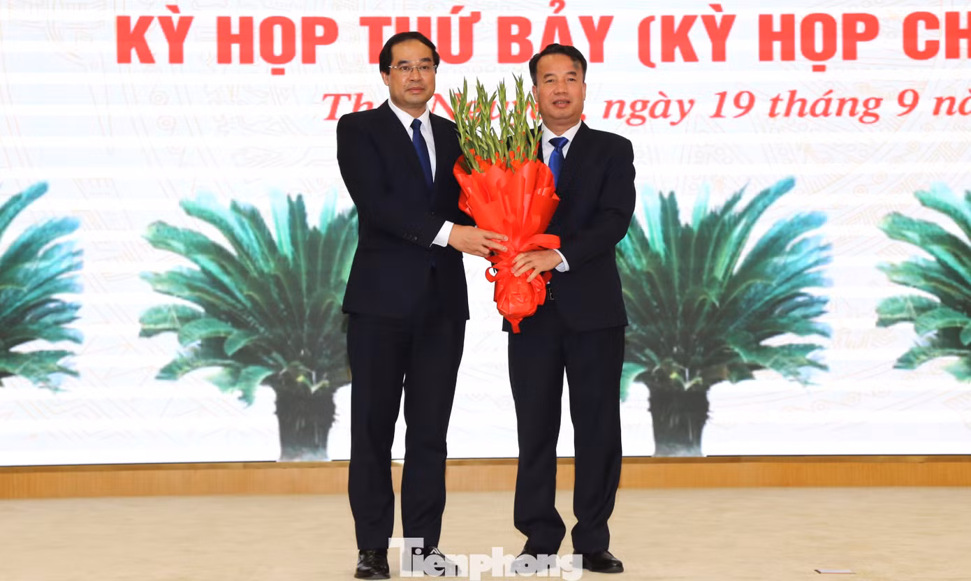 Bí thư Tỉnh ủy Trịnh Xuân Trường (bên trái) chúc mừng ông Nguyễn Thế Mạnh, tân Chủ tịch UBND tỉnh Thái Nguyên
