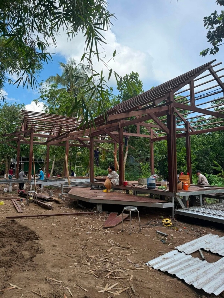 Trước đó, Vân Trang dành nhiều tháng giám sát thi công khu sinh thái. Xong lịch quay trong ngày, cô rời TP HCM lúc 18h, chạy xe về Đồng Tháp để cùng nhóm thợ bàn công việc.