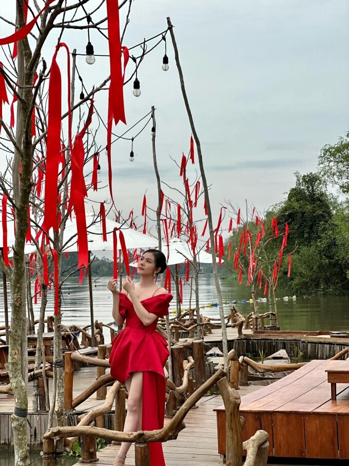 Ban đầu, tôi chỉ cải tạo khu đất với ý tưởng làm nơi vui chơi cho các con và đón tiếp bạn bè. Tôi muốn giữ lại sự bình yên vốn có nên không xây dựng kiên cố, mà ưu tiên vật liệu như gỗ, tre... kiểu sông nước miền Tây. Trong vài năm qua, tôi đã đầu tư hơn chục tỷ đồng nhưng khu sinh thái vẫn chưa hoàn thiện. Thỉnh thoảng, cậu ruột - người đang phụ tôi trông nom - lại gọi điện báo cần sửa chữa, chỉnh trang thêm, còn tôi thì chỉ biết cười và nói "con hết tiền rồi".