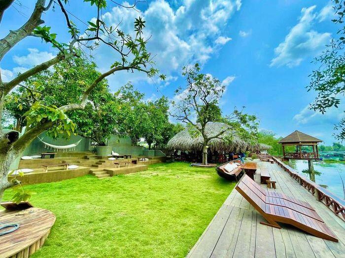 Khu vườn sinh thái của Vân Trang nằm ngay bên cạnh một con sông yên ả.