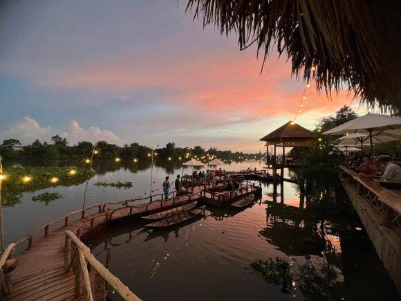 Nữ diễn viên bỏ tâm tư cải tạo rất nhiều hạng mục cho cơ ngơi này. Khi rảnh rỗi, Vân Trang cùng gia đình nhỏ của mình về khu vườn này để thư giãn, ngồi trên thuyền đi dạo trên sông và hòa mình vào không gian thiên nhiên. Đáng nói hơn, nữ diễn viên còn cho con gái trải nghiệm cũng trò chơi tuổi thơ của trẻ em miền Tây như vớt lục bình, lên chơi "nhà chòi" khiến nhóc tì vô cùng thích thú.