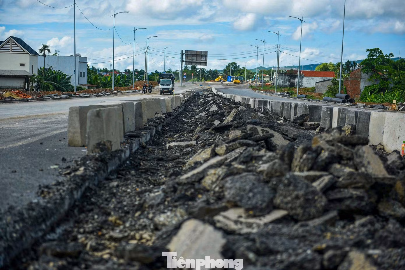 Tuyến đường ngổn ngang, dang dở.