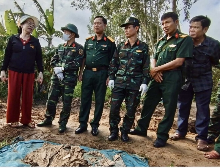 Bà Trịnh Thị Vân (ngoài cùng bên trái) người sinh ra và lớn lên tại thôn Tân Mỹ, xã Hòa Phú, huyện Tây Hòa, tỉnh Phú Yên (cũ), nay là thôn Tân Mỹ, xã Sơn Thành, tỉnh Đắk Lắk đã cung cấp thông tin quan trọng để quy tập hài cốt liệt sĩ. (Ảnh: Đội K51, Bộ CHQS tỉnh Đắk Lắk)