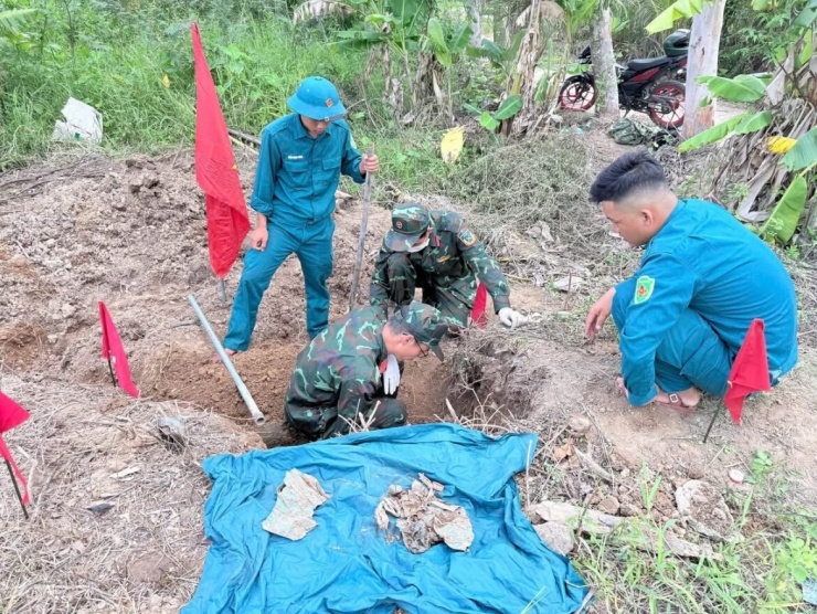 Đội K51 cùng lực lượng địa phương tổ chức quy tập hài cốt liệt sĩ. (Ảnh: Đội K51, Bộ CHQS tỉnh Đắk Lắk)