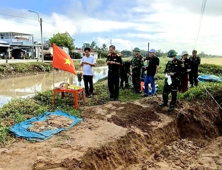 Đội quy tập thắp nén hương trước khi đưa hài cốt liệt sĩ về Nghĩa trang liệt sĩ xã Sơn Thành. (Ảnh: Đội K51, Bộ CHQS tỉnh Đắk Lắk)