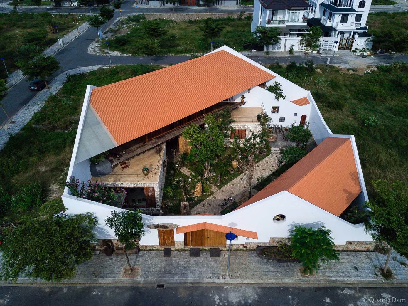 Ngôi nhà đưa hình ảnh nhà sàn Bắc Bộ vào không gian sống - 3