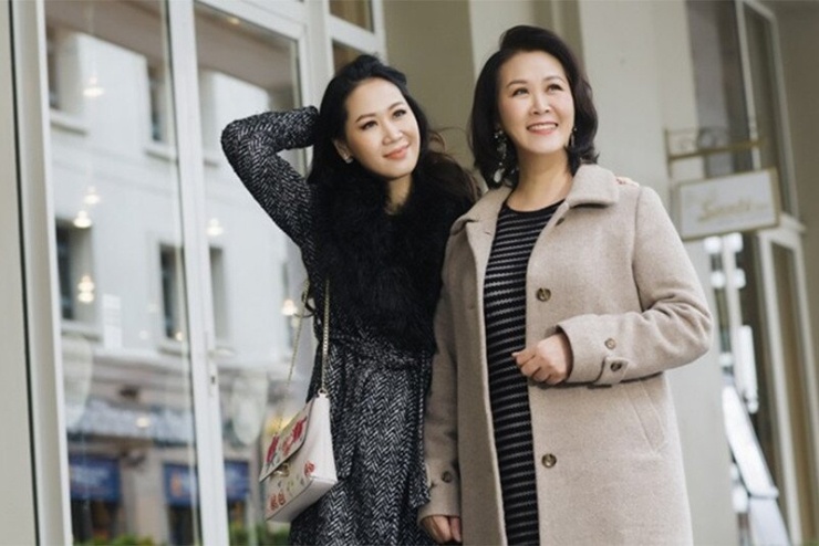 Dương Thùy Linh và mẹ.