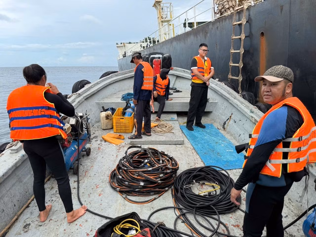 Các đơn vị tiến hành khảo sát đánh giá sự cố tàu Merchant Mariner.