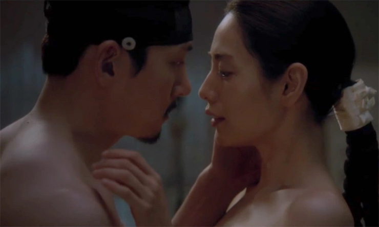 Cảnh nóng giữa Nana và Ji Chang Wook gây bàn tán. 