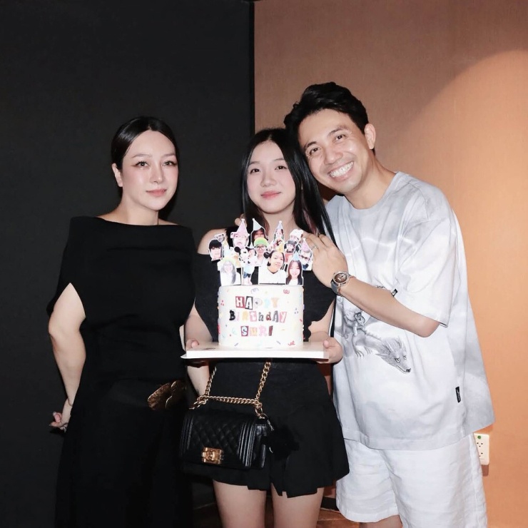 Mới đây, Minh "Nhựa" chia sẻ bài đăng chúc mừng con gái Suri bước sang tuổi mới, và gây bất ngờ khi hé lộ khoảnh khắc hiếm hoi chung khung hình với người vợ đầu tiên. Ngôi sao đưa tin. "Con gái đáng yêu của ba, sinh nhật năm nay ba muốn dành cho con món quà rất đơn giản mà sau bao năm chúng ta mới có được - bức ảnh cùng ba và mẹ. Có những tấm hình chỉ cần đứng gần nhau chụp là được, có những bức ảnh cần tình thương của nhiều người mới thành", doanh nhân 43 tuổi bày tỏ. 