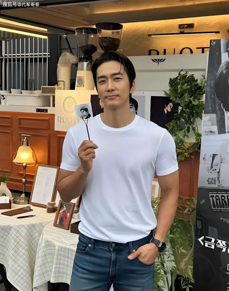 Song Seung Hun tuổi 50: Ngoại hình quên tuổi, tài sản kếch xù, hôn nhân 'bỏ ngỏ' - 2