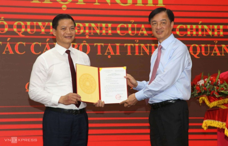  Trưởng ban Tổ chức Trung ương Nguyễn Duy Ngọc trao quyết định của Bộ Chính trị cho ông Vương Quốc  Tuấn (bìa trái). Ảnh: Đắc Thành  