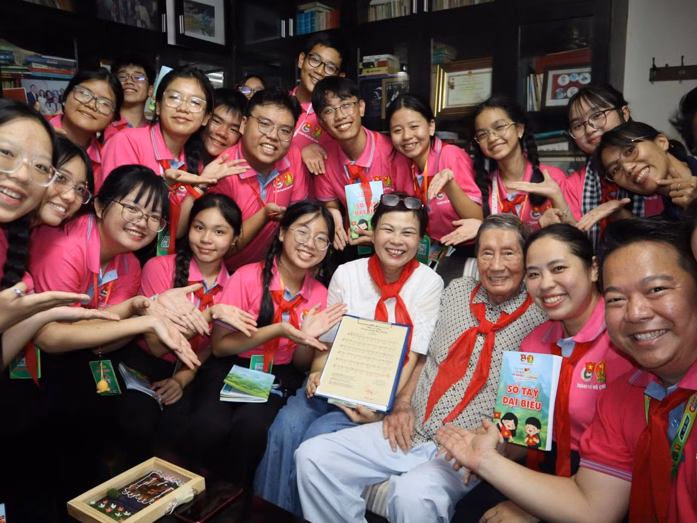 Nhạc sĩ Phạm Tuyên giao lưu cùng khán giả tại nhà riêng.