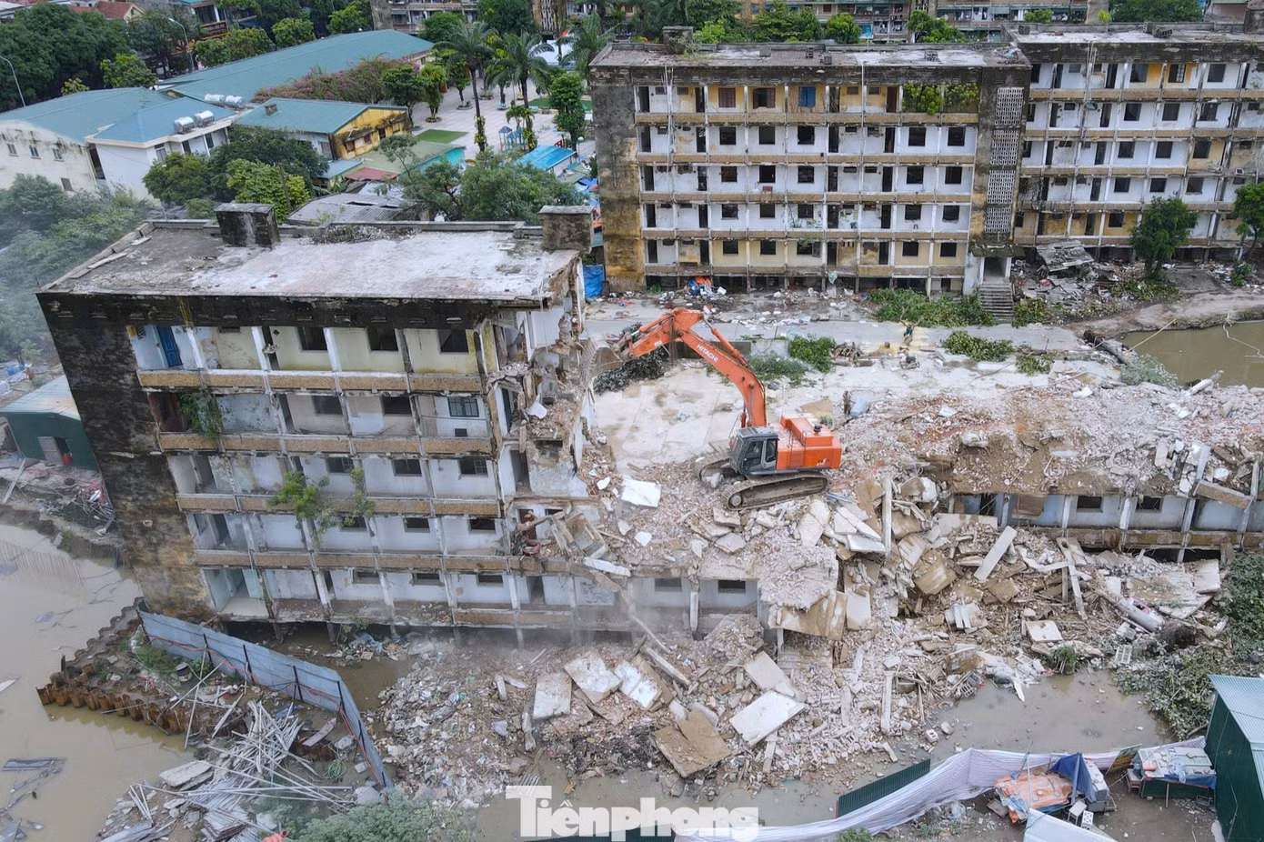 Máy móc được huy động để phá dỡ các tòa chung cư.