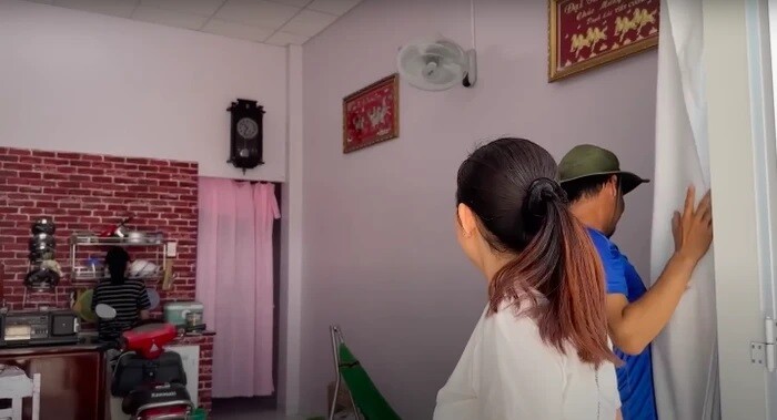 Tiết Cương dẫn người bạn thân thăm tổ ấm nhỏ được sơn toàn màu tím của mình và bà xã - Ảnh: Căt từ clip