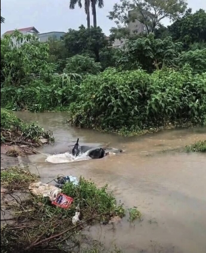 Hiện trường hố ga nơi nam sinh gặp nạn thuộc hệ thống thoát nước mặt tuyến đường nối từ Trường Đại học Mỏ - Địa chất vào Khu công nghiệp Nam Thăng Long.