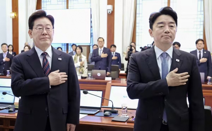 Chánh văn phòng Kang Hoon-sik (phải) và Tổng thống Lee Jae Myung cùng dự một hội nghị tại Phủ Tổng thống Hàn Quốc hôm 21-9. Ảnh: Yonhap