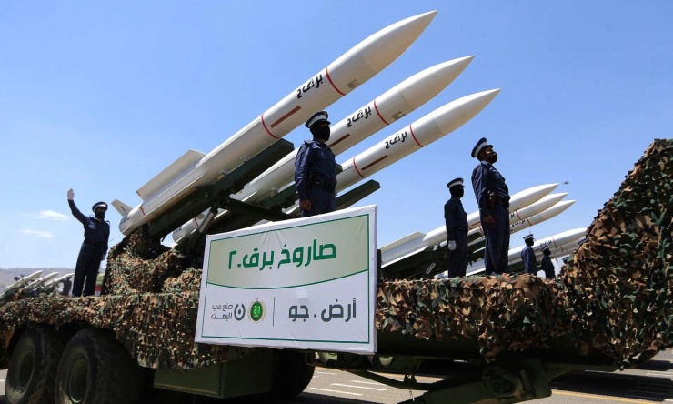 Tên lửa phòng không dòng Barq của Houthi tại cuộc diễu binh năm 2023. Ảnh: AFP